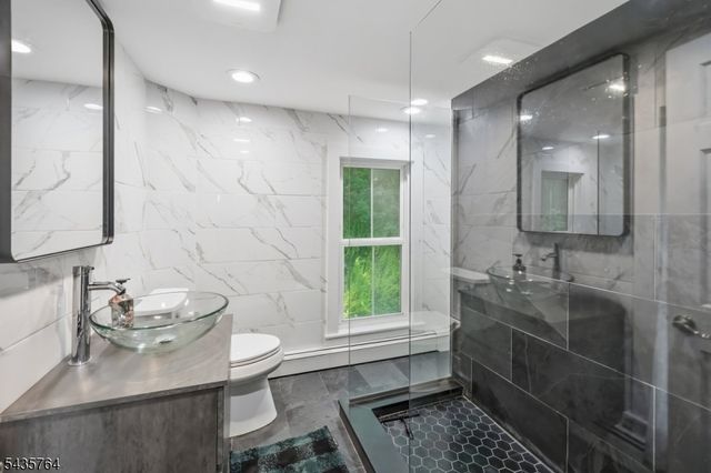 89 W End Ave, Newton Town, NJ 07860