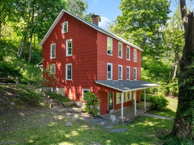 89 W End Ave, Newton Town, NJ 07860
