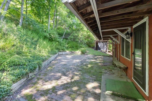 89 W End Ave, Newton Town, NJ 07860