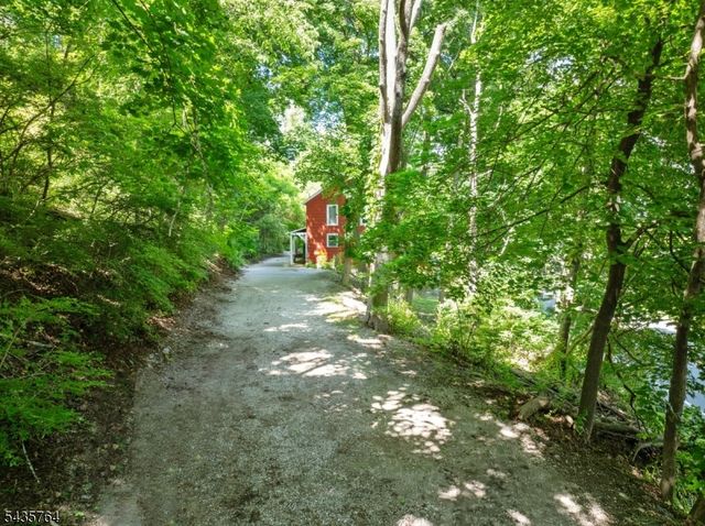 89 W End Ave, Newton Town, NJ 07860