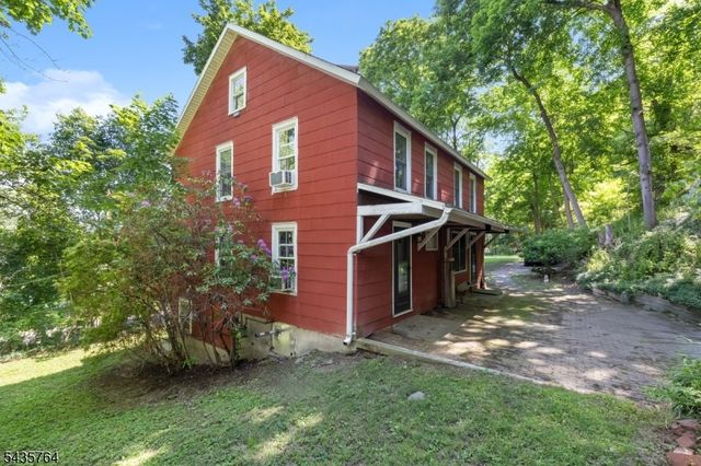 89 W End Ave, Newton Town, NJ 07860