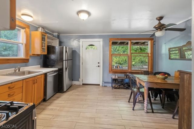 89 W End Ave, Newton Town, NJ 07860