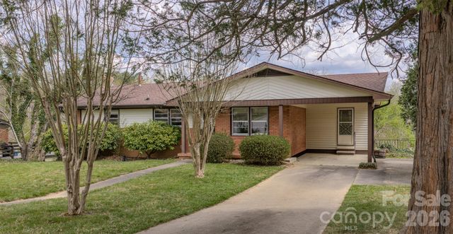 8 Summit Drive, Arden, NC 28704