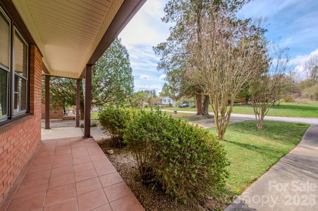 8 Summit Drive, Arden, NC 28704