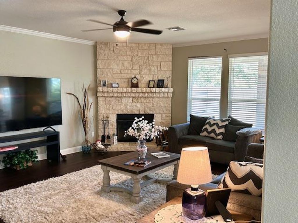 1725 Stinnett DR, Leander, TX 78641