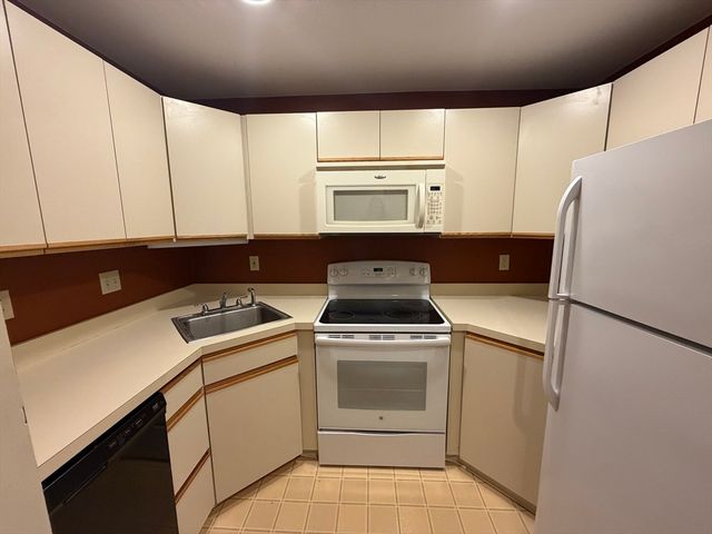 44 Elm 508, Worcester, MA 01609