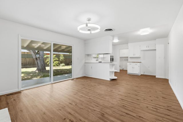 2707 Warwick Ln, Modesto, CA 95350