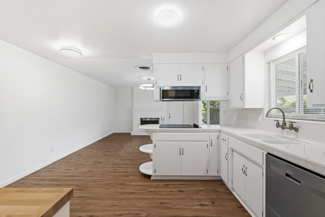 2707 Warwick Ln, Modesto, CA 95350