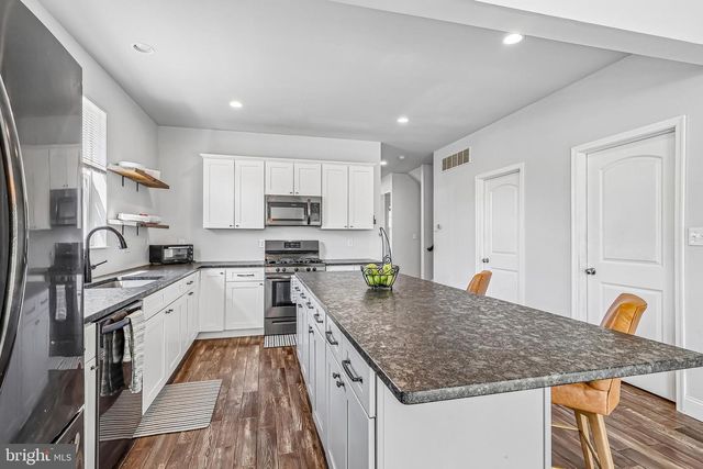 311 SAINT MARY ST, Burlington, NJ 08016