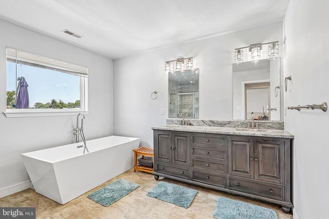 311 SAINT MARY ST, Burlington, NJ 08016