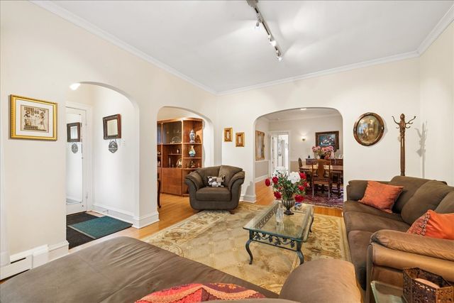 5725 N SACRAMENTO Avenue, Chicago, IL 60659