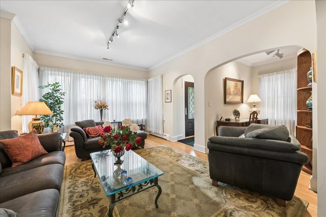5725 N SACRAMENTO Avenue, Chicago, IL 60659