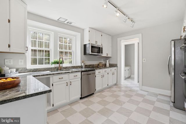 1805 ARMY NAVY DR, Arlington, VA 22202