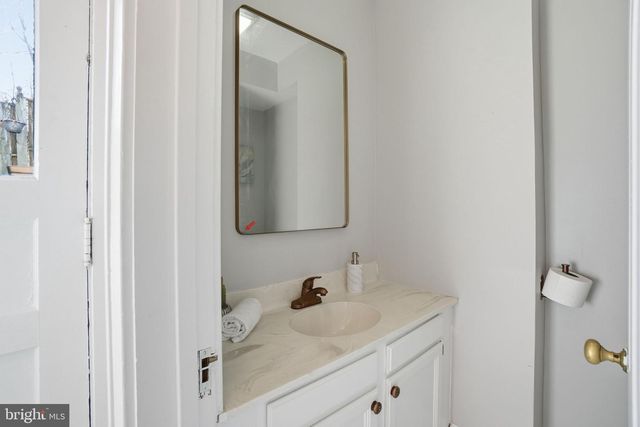 1805 ARMY NAVY DR, Arlington, VA 22202