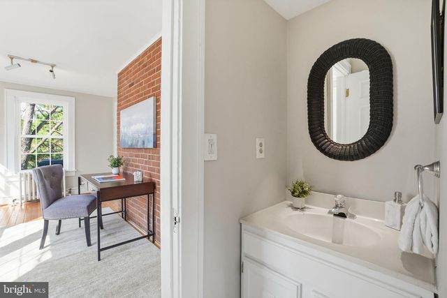 1805 ARMY NAVY DR, Arlington, VA 22202