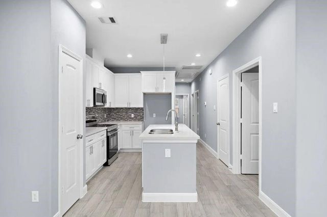 5222 Bataan Road, Houston, TX 77033