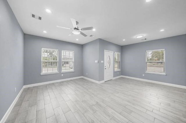 5222 Bataan Road, Houston, TX 77033
