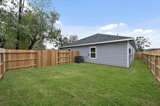 5222 Bataan Road, Houston, TX 77033