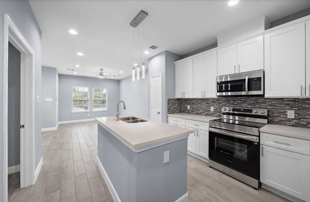 5222 Bataan Road, Houston, TX 77033