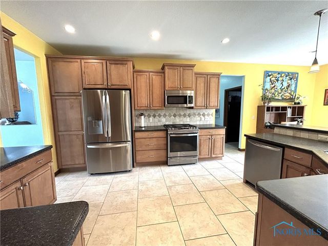 7939 N Woodbridge Road, Monclova, OH 43542