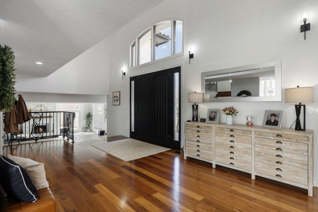 Image 10 of property listing at 9915 Tanoan Drive NE, Albuquerque, NM 87111