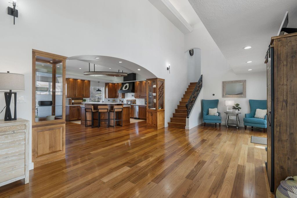 Image 12 of property listing at 9915 Tanoan Drive NE, Albuquerque, NM 87111