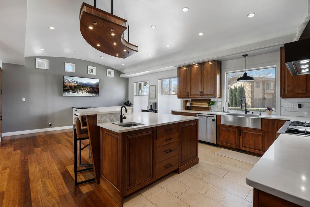 Image 16 of property listing at 9915 Tanoan Drive NE, Albuquerque, NM 87111