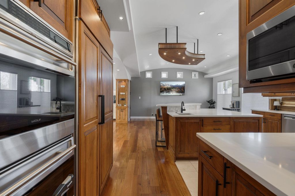 Image 17 of property listing at 9915 Tanoan Drive NE, Albuquerque, NM 87111