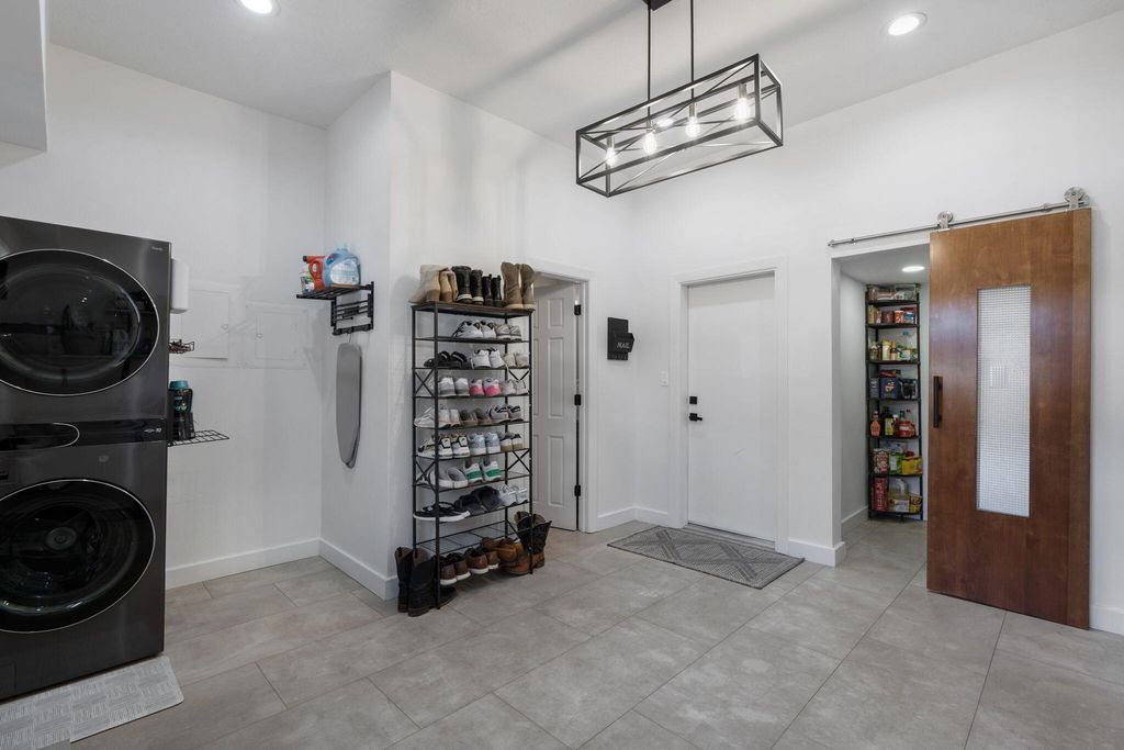 Image 25 of property listing at 9915 Tanoan Drive NE, Albuquerque, NM 87111