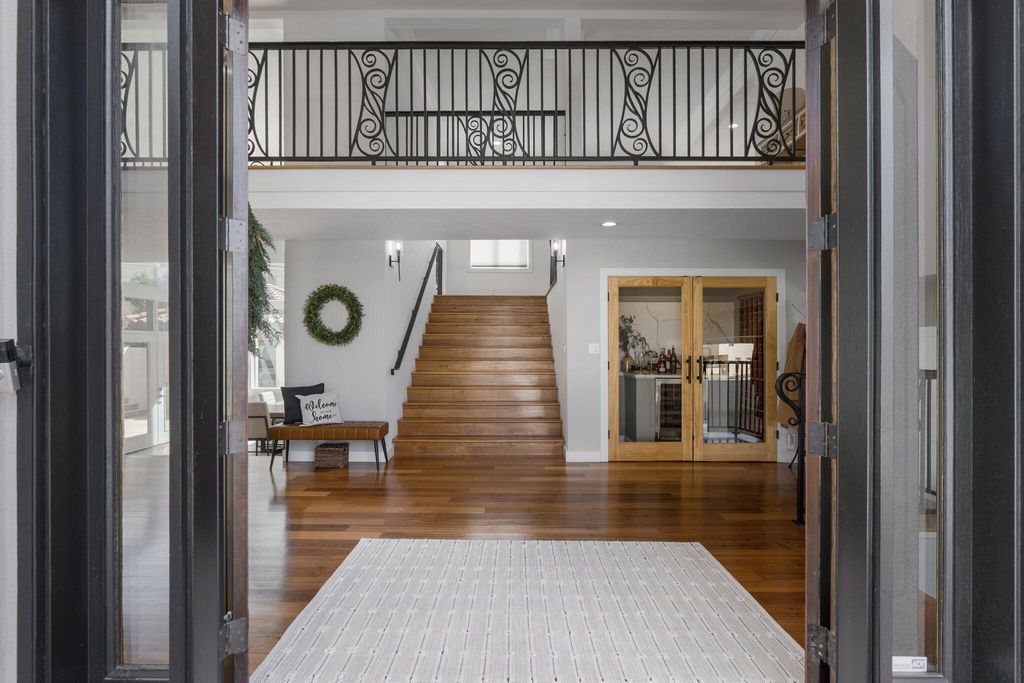 Image 3 of property listing at 9915 Tanoan Drive NE, Albuquerque, NM 87111