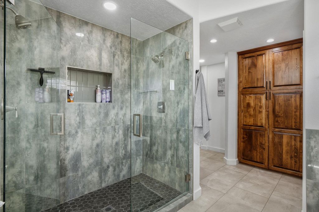 Image 37 of property listing at 9915 Tanoan Drive NE, Albuquerque, NM 87111