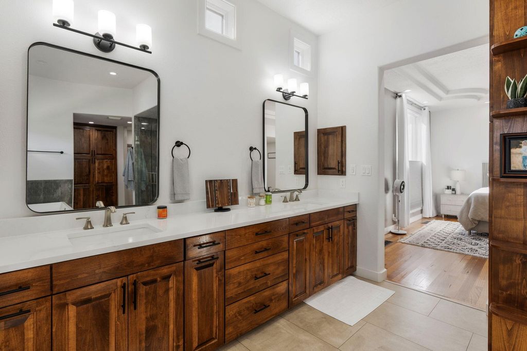 Image 39 of property listing at 9915 Tanoan Drive NE, Albuquerque, NM 87111