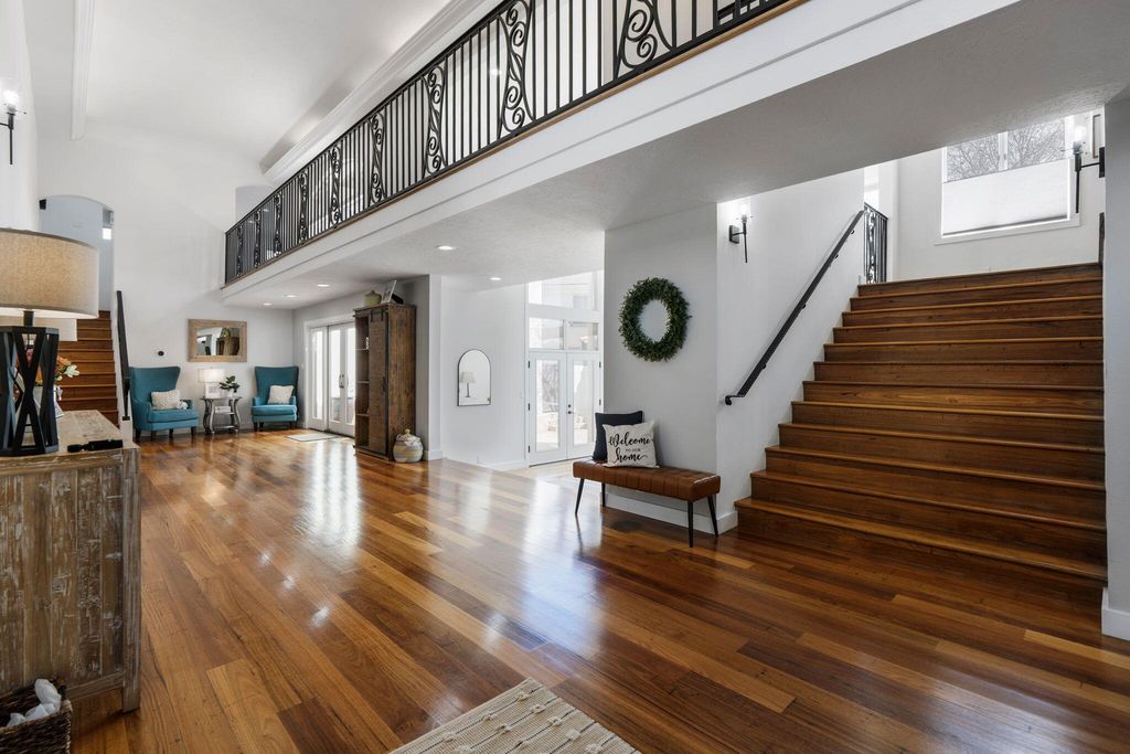 Image 5 of property listing at 9915 Tanoan Drive NE, Albuquerque, NM 87111