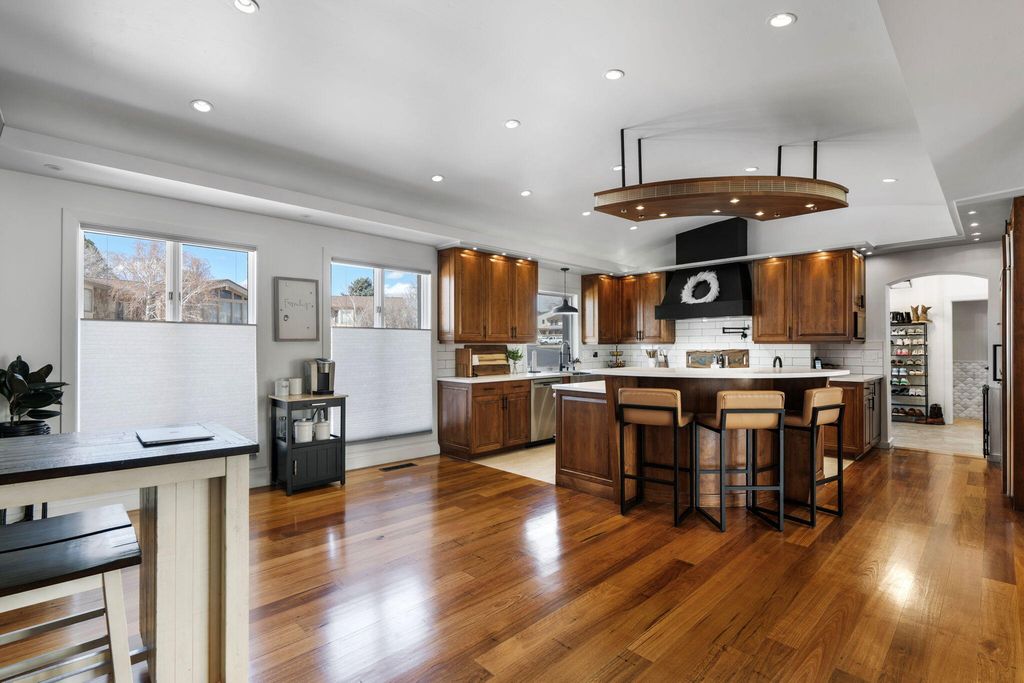 Image 6 of property listing at 9915 Tanoan Drive NE, Albuquerque, NM 87111