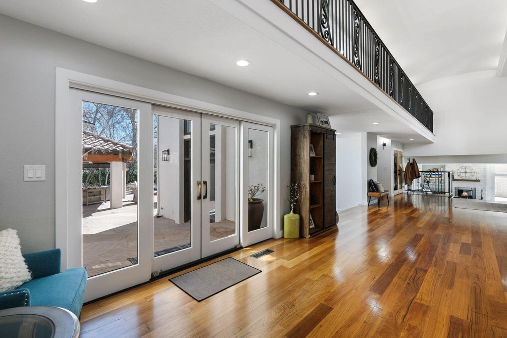 Image 8 of property listing at 9915 Tanoan Drive NE, Albuquerque, NM 87111