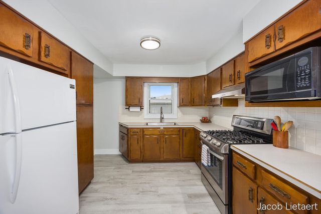 1331 Ellsmere Street NE, Grand Rapids, MI 49505