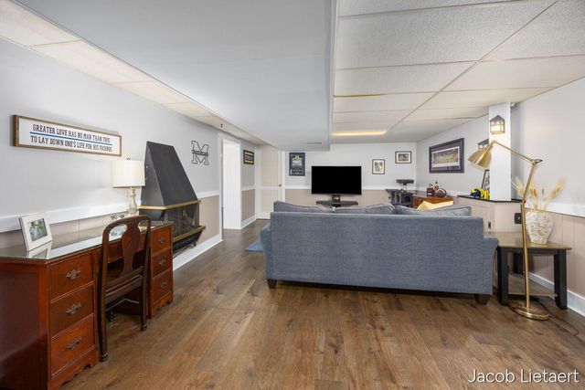 1331 Ellsmere Street NE, Grand Rapids, MI 49505