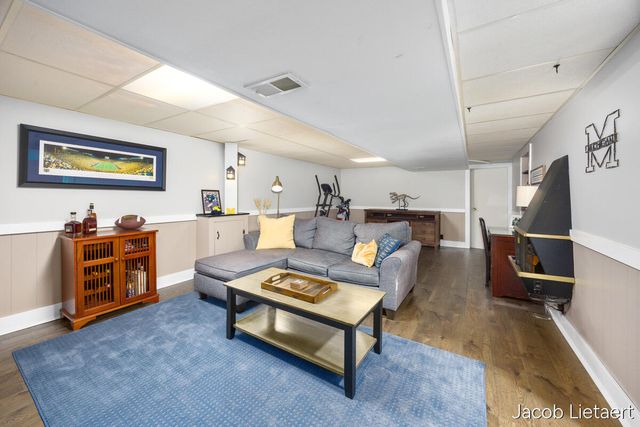 1331 Ellsmere Street NE, Grand Rapids, MI 49505