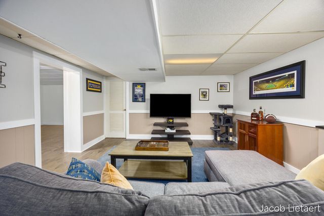 1331 Ellsmere Street NE, Grand Rapids, MI 49505