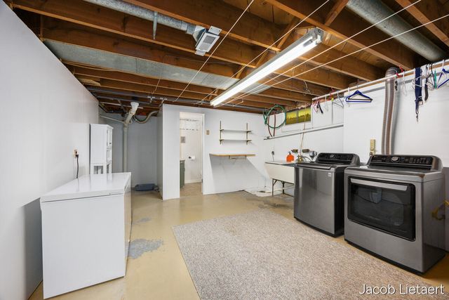 1331 Ellsmere Street NE, Grand Rapids, MI 49505