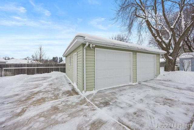 1331 Ellsmere Street NE, Grand Rapids, MI 49505