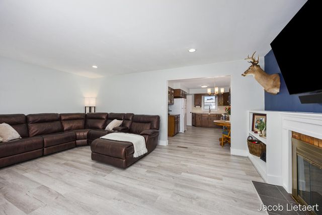 1331 Ellsmere Street NE, Grand Rapids, MI 49505