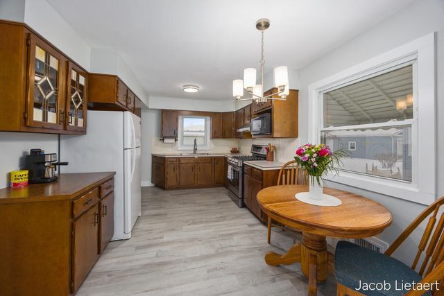 1331 Ellsmere Street NE, Grand Rapids, MI 49505