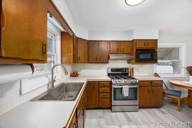 1331 Ellsmere Street NE, Grand Rapids, MI 49505