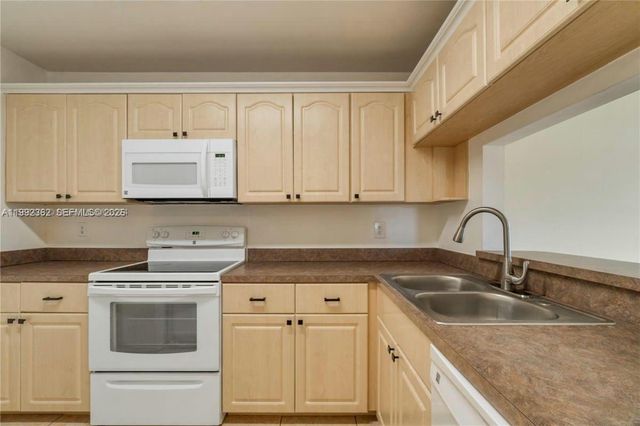 561 NW 100th Pl 201, Pembroke Pines, FL 33024