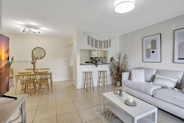 561 NW 100th Pl 201, Pembroke Pines, FL 33024