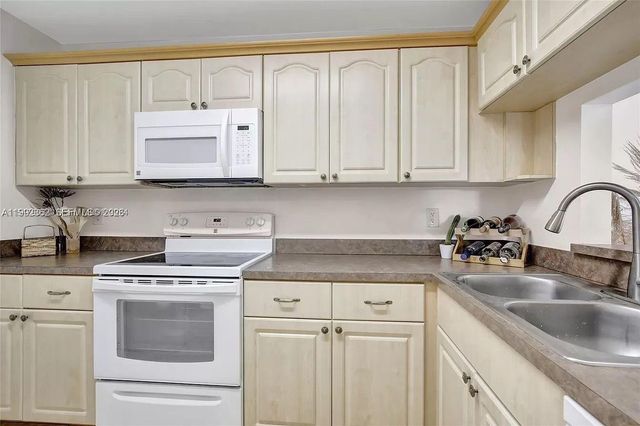 561 NW 100th Pl 201, Pembroke Pines, FL 33024