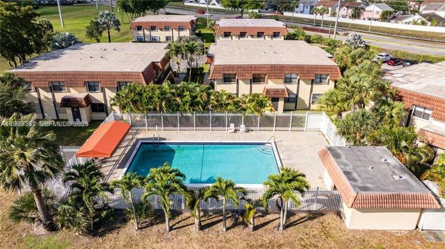 561 NW 100th Pl 201, Pembroke Pines, FL 33024