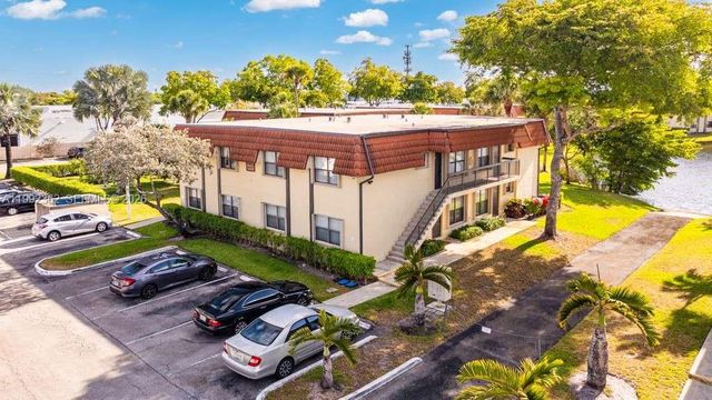 561 NW 100th Pl 201, Pembroke Pines, FL 33024