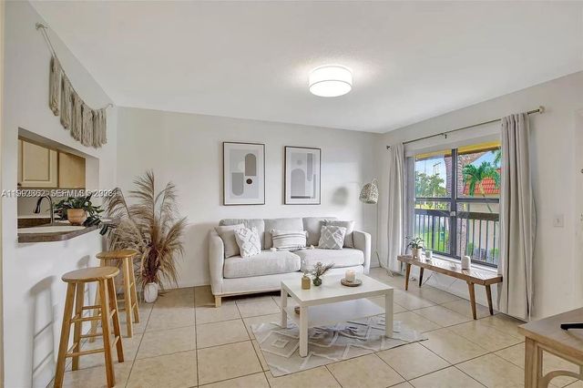 561 NW 100th Pl 201, Pembroke Pines, FL 33024